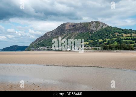 Llanfairfechan sur la côte nord du pays de Galles en regardant vers Penmaen Mawr promontoire Banque D'Images