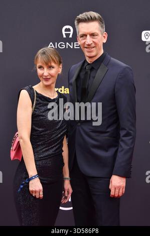 Steffen Hallaschka mit Ehefrau Anne-Katrin Hallaschka BEI der 77. Bambi-Verleihung 2025 in den Bavaria Filmstudios. München, 13.11.2025 Banque D'Images