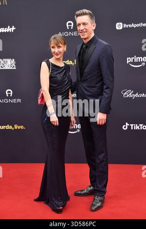 Steffen Hallaschka mit Ehefrau Anne-Katrin Hallaschka BEI der 77. Bambi-Verleihung 2025 in den Bavaria Filmstudios. München, 13.11.2025 Banque D'Images