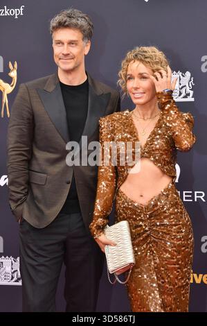 Wayne Carpendale mit Ehefrau Annemarie Carpendale BEI der 77. Bambi-Verleihung 2025 in den Bavaria Filmstudios. München, 13.11.2025 Banque D'Images