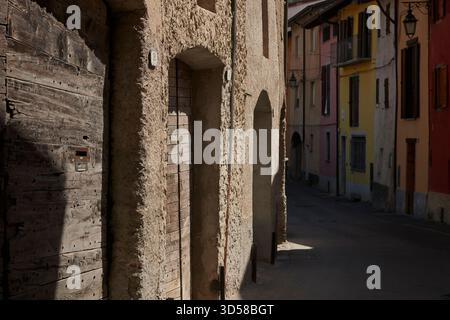 Rue étroite dans un petit village italien. Entracque, Cuneo, Italie Banque D'Images