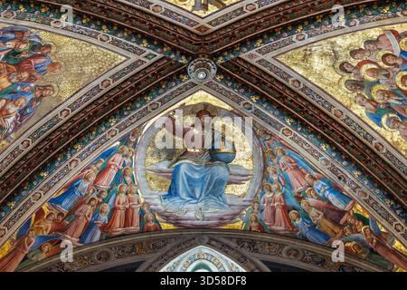 Italie - Orvieto - Duomo di Orvieto - mosaïque dorée et fresque sur le plafond voûté de la chapelle San Brizio Banque D'Images