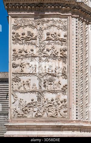 Italie - Orvieto - Duomo di Orvieto - gros plan de la sculpture en bas relief en marbre représentant l'arbre de vie Banque D'Images