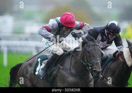 Un Pai de nom monté par Tristan Durrell remporte le Lycetts Insurance Brokers Conditional Jockeys' handicap Hurdle lors de la campagne Day à l'hippodrome de Cheltenham. Date de la photo : vendredi 14 novembre 2025. Banque D'Images