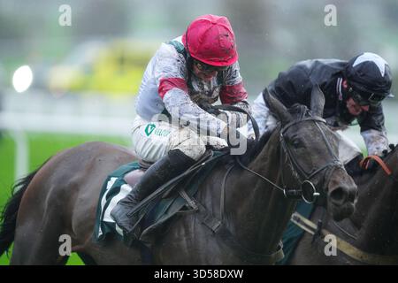 Un Pai de nom monté par Tristan Durrell remporte le Lycetts Insurance Brokers Conditional Jockeys' handicap Hurdle lors de la campagne Day à l'hippodrome de Cheltenham. Date de la photo : vendredi 14 novembre 2025. Banque D'Images