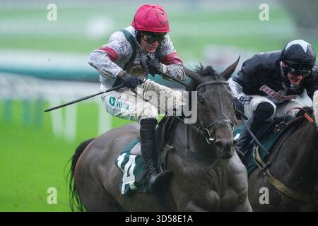 Un Pai de nom monté par Tristan Durrell remporte le Lycetts Insurance Brokers Conditional Jockeys' handicap Hurdle lors de la campagne Day à l'hippodrome de Cheltenham. Date de la photo : vendredi 14 novembre 2025. Banque D'Images
