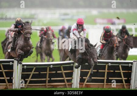 Un Pai de nom monté par Tristan Durrell (au centre à droite) sur leur chemin pour gagner le Lycetts Insurance Brokers's handicap Haies lors de la journée de campagne à l'hippodrome de Cheltenham. Date de la photo : vendredi 14 novembre 2025. Banque D'Images