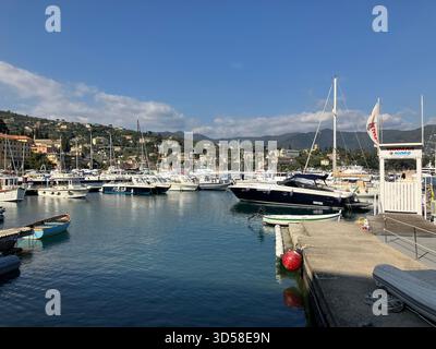 Italie. Santa Margherita Ligure. Vue sur le front de mer, le quai et les bateaux dans le port. Banque D'Images