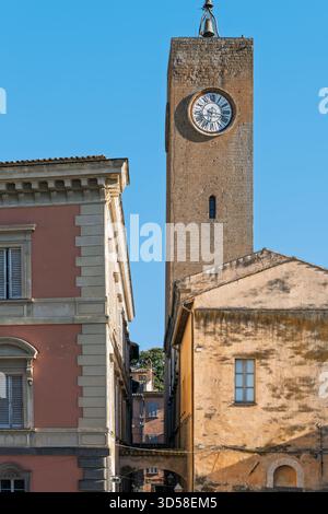 Italie - Orvieto - Torre del Moro - la tour de l'horloge médiévale emblématique debout contre un ciel bleu Banque D'Images