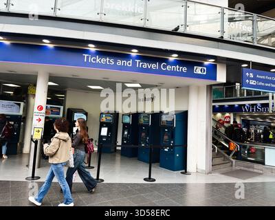Manchester, Royaume-Uni - 04 octobre 2025 : centre de voyage animé à Manchester avec des guichets, des panneaux et des acheteurs. Banque D'Images
