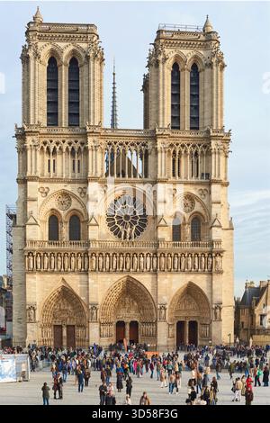 La façade ouest de la cathédrale notre-Dame, Paris, France, avec des touristes Banque D'Images