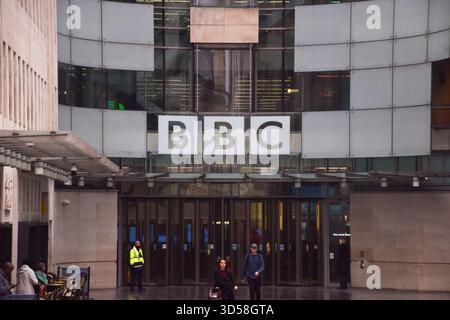 Londres, Royaume-Uni. 14 novembre 2025. Vue générale de Broadcasting House, le siège de la BBC dans le centre de Londres, comme des rapports indiquent qu'un autre programme, Newsnight, a également présenté la modification controversée du discours que Trump a prononcé avant les émeutes du Capitole le 6 janvier 2021. La BBC a présenté des excuses à Trump, mais refusera de payer les dommages-intérêts d’un milliard de dollars réclamés par Trump sur le montage présenté dans l’émission Panorama. Le directeur général Tim Davie et la PDG de BBC News Deborah Turness ont démissionné après des accusations de partialité et la controverse entourant le discours édité. Crédit : Vuk Valcic/Alamy Live Nouveau Banque D'Images