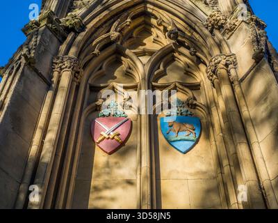 Shields on the Martyrs Monument, Diocèse de Londres (l), évêque de Londres, Nicholas Ridley (R) Oxford, Oxfordshire, Angleterre, Royaume-Uni, GB. Banque D'Images