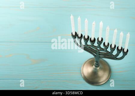 Joyeux Hanukkah. Hanukkah vieille Menorah sur fond du drapeau israélien avec la lumière du soleil ou bokeh sur fond de bois blanc. Image de religion de fête juive Hanukkah fond. Banque D'Images