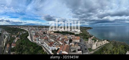 Vue aérienne d'Ortona avec château médiéval sur la falaise au-dessus de la mer Adriatique en Italie Banque D'Images