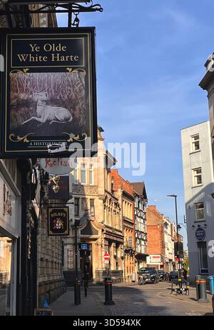 Une rue historique animée à Hull, en Angleterre, avec le signe suspendu classique de Ye Olde White Harte. L'architecture chaleureuse, piétons, et lumineux d Banque D'Images