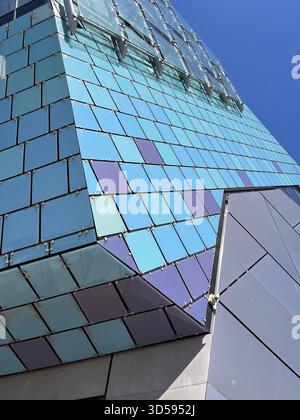 Une vue détaillée des carreaux de verre irisés sur le Deep aquarium à Hull, en Angleterre. Les panneaux géométriques colorés soulignent le an moderne de la structure Banque D'Images