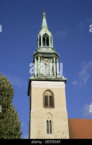 Berlin, Allemagne. Église de Marie (Marienkirche). À l'origine église paroissiale catholique (seconde moitié du XIIIe siècle), elle est devenue une église protestante luthérienne après la réforme de 1539. Vue de la tour du XVe siècle, couronnée en 1790 par un clocher de Carl Gotthard Langhans (1732-1808). Banque D'Images