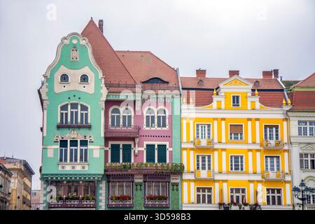 Façades colorées de grandes maisons étroites à Timisoara, Roumanie Banque D'Images