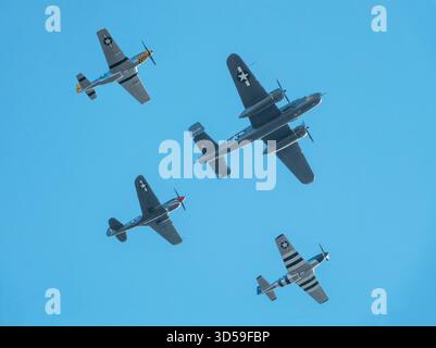 MONROE, NC (États-Unis) - 9 novembre 2025 : des avions américains de la seconde Guerre mondiale volent en formation pendant le Warbirds Over Monroe Air Show. Inclus sont un bombardier B-25 ; P Banque D'Images