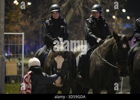 Varsovie, Pologne. 14 novembre 2025. Les supporters polonais et néerlandais sont vus au stade national PGE de Varsovie, en Pologne, le 14 novembre 2025 avant le match de qualification de la Coupe du monde de la FIFA. (Photo de Jaap Arriens/Sipa USA) crédit : Sipa USA/Alamy Live News Banque D'Images