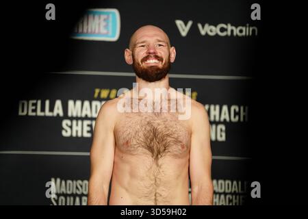 NEW YORK CITY, NY- 14 NOVEMBRE :Viacheslav Borshchev monte sur la balance pour la pesée officielle de l'UFC 322 : della Maddalena v. Makhachev pesée officielle à Hilton Midtown le 14 novembre 2025 à NEW YORK CITY, NY (photo de Louis Grasse/PxImages) crédit : Px images/Alamy Live News Banque D'Images