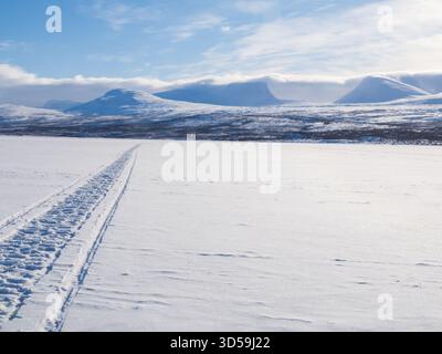 Laponie porte en hiver couverte d'une couche de nuages - Lapporten ou Tjuonavagge est une vallée en forme de U située juste à l'extérieur du parc national Abisko à Lapla Banque D'Images