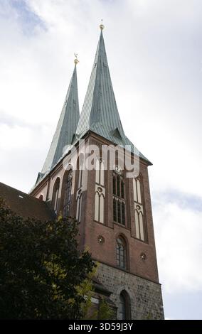 Berlin, Allemagne. Église Nicholas (Nikolaikirche). Construite vers 1230, elle est la plus ancienne église de la ville. À l'origine une église catholique romaine, elle est devenue luthérienne après la réforme protestante dans l'électorat de Brandebourg en 1539. Le jour de la réforme en 1938 (31 octobre), l'église a servi sa congrégation pour la dernière fois. Le temple a été remis au gouvernement pour être utilisé comme salle de concert et musée ecclésiastique. Pendant la seconde Guerre mondiale, son toit et le sommet de ses tours ont été détruits à la suite des bombardements alliés en 1945. En 1949, toutes les voûtes et les piliers nord se collent Banque D'Images