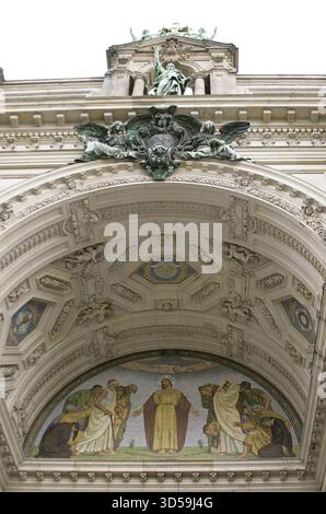 Allemagne. Cathédrale de Berlin (Berliner Dom). Temple inauguré en 1905. Il a été construit sur ordre de l'empereur Guillaume II (1859-1941) entre 1894 et 1905, sous la direction de l'architecte allemand Julius Carl Raschdorff (1823-1914). Aussi connue sous le nom de paroisse suprême évangélique et collégiale, c'est une église protestante allemande monumentale et un tombeau dynastique (maison de Hohenzollern). Détail architectural de la façade principale. Mosaïque représentant Jésus-Christ comme le guérisseur des malades, créée par le peintre allemand Arthur Kampf (1864-1950) vers 1920. Banque D'Images