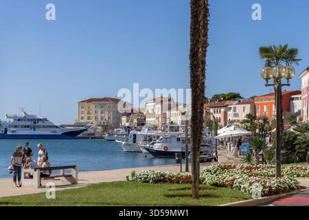 Porec, Croatie, Istrie - 25 septembre 2023 : front de mer à Marshal Tito Street, port pour les navires et les ferries de passagers. Promenade pittoresque au bord de la mer Banque D'Images