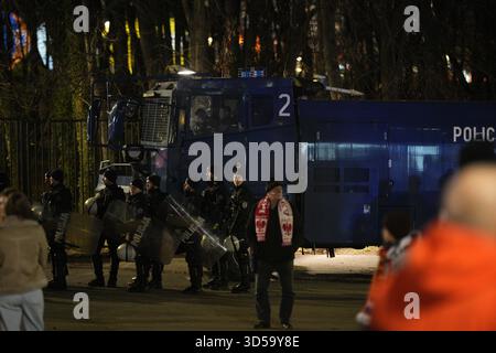 Varsovie, Pologne. 14 novembre 2025. Les supporters polonais et néerlandais sont vus au stade national PGE de Varsovie, en Pologne, le 14 novembre 2025 avant le match de qualification de la Coupe du monde de la FIFA. (Photo de Jaap Arriens/Sipa USA) crédit : Sipa USA/Alamy Live News Banque D'Images