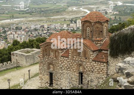 Église de la Sainte Trinité, église byzantine sur la colline avec vue sur la ville, Berat, Berat District, Albanie Banque D'Images
