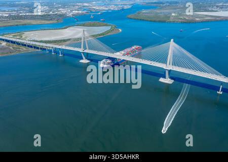 Une vue aérienne à couper le souffle de l'Arthur Ravenel Jr. Le pont enjambe la rivière Cooper, reliant Charleston à Mount Pleasant, mettant en valeur son design élégant à haubans et son cadre majestueux en bord de mer. Banque D'Images