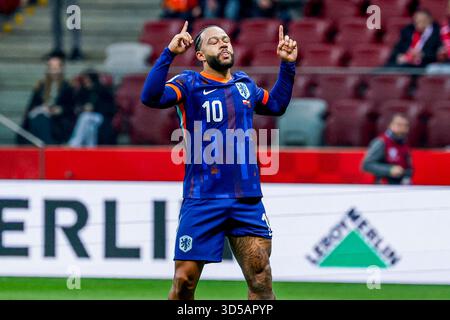 Memphis Depay, des pays-Bas, célèbre après avoir marqué le premier but de son équipe lors du match de qualification pour la Coupe du monde de la FIFA 2026 entre la Pologne et les pays-Bas au PGE Narodowy le 14 novembre 2025 à Varsovie, en Pologne. (Crédit : Marcel ter bals/MTB-photo/Alamy Live News) Banque D'Images
