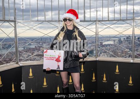 Taylor Momsen visite l’Empire State Building pour célébrer la sortie de son nouvel EP des fêtes, Taylor Momsen’s Pretty Reckless Christmas, le 1er novembre Banque D'Images