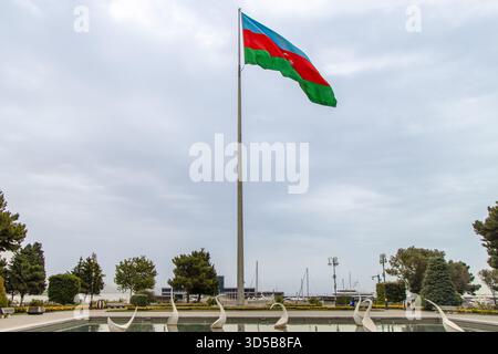 Bakou, Azerbaïdjan. La fontaine des cygnes ornée d'élégantes statues de cygne, tandis que le drapeau national azerbaïdjanais. Banque D'Images