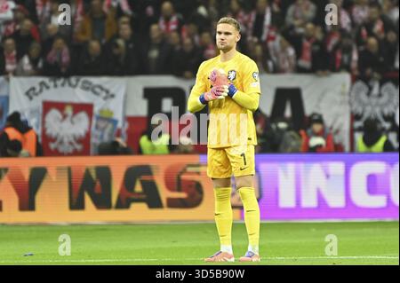 Varsovie, Pologne. 14 novembre 2025. Bart Verbruggen (HOL) lors du match de qualification pour la Coupe du monde de la FIFA 2026 opposant la Pologne aux pays-Bas au stade national de Varsovie, Pologne, le 14 novembre 2025 crédit : Agence photo indépendante/Alamy Live News Banque D'Images