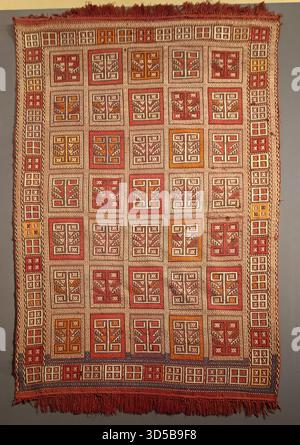 Bakou, Azerbaïdjan. Musée du tapis d'Azerbaïdjan à Bakou. Fond de conception de tapis. Salle d'exposition de tapis décoratifs dans le musée du tapis de Bakou. Banque D'Images