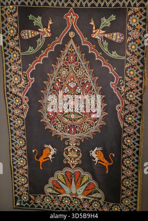 Bakou, Azerbaïdjan. Musée du tapis d'Azerbaïdjan à Bakou. Fond de conception de tapis. Salle d'exposition de tapis décoratifs dans le musée du tapis de Bakou. Banque D'Images