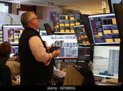 New York, États-Unis. 14 novembre 2025. Un trader travaille sur le plancher de la Bourse de New York à New York, aux États-Unis, le 14 novembre 2025. Crédit : Liu Yanan/Xinhua/Alamy Live News Banque D'Images