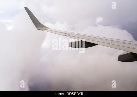 Une vue depuis une fenêtre d'avion au-dessus des nuages orageux au-dessus du sud de l'Espagne Banque D'Images