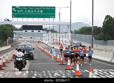 Hong Kong, Chine. 15 novembre 2025. Les athlètes concourent lors du marathon masculin aux 15es Jeux nationaux de Chine à Hong Kong, dans le sud de la Chine, le 15 novembre 2025. Crédit : Lian Zhen/Xinhua/Alamy Live News Banque D'Images