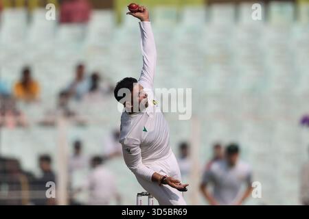 Keshav Maharaj d'Afrique du Sud lors du premier test Day 2 Inde vs Afrique du Sud de l'IDFC à Eden Gardens, Kolkata, Inde, 15 novembre 2025 (photo de Shubhajit Roy Karmakar/News images) Banque D'Images