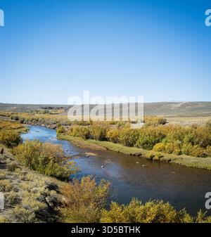 Eaux peu profondes de la rivière Sweetwater dans le Wyoming. Banque D'Images