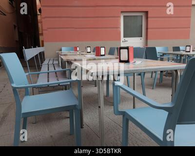 Tables et chaises dans le café de rue. Bâtiments traditionnels et centre historique. Conception de meubles. Banque D'Images