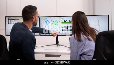 Rénovation immobilière virtuelle : agent féminin utilisant l'ordinateur pour le remodelage Banque D'Images