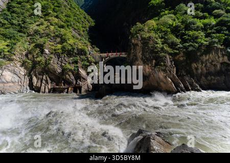 Shangri-la, Chine - 13 octobre 2025 : vue sur la gorge du saut du tigre. Un point de repère touristique populaire. Banque D'Images