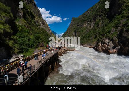 Shangri-la, Chine - 13 octobre 2025 : vue sur la gorge du saut du tigre. Un point de repère touristique populaire. Banque D'Images