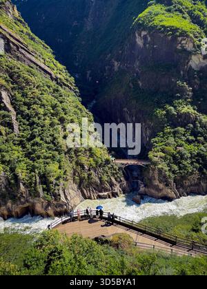 Shangri-la, Chine - 13 octobre 2025 : vue sur la gorge du saut du tigre. Un point de repère touristique populaire. Banque D'Images
