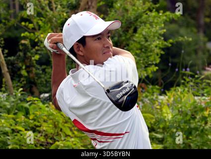 Hong Kong, Chine. 15 novembre 2025. Kho Taichi, de Hong Kong, participe à la troisième ronde du match de golf masculin par équipe/individuel aux 15es Jeux nationaux de Chine à Hong Kong, dans le sud de la Chine, le 15 novembre 2025. Crédit : LO Ping FAI/Xinhua/Alamy Live News Banque D'Images